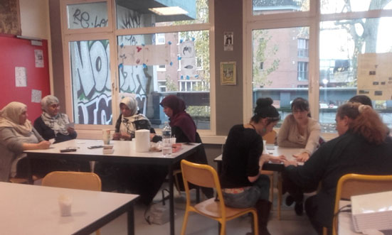 Formation des parents : les mamans découvrent et manipulent des jeux à refaire à la maison avec leurs enfants.